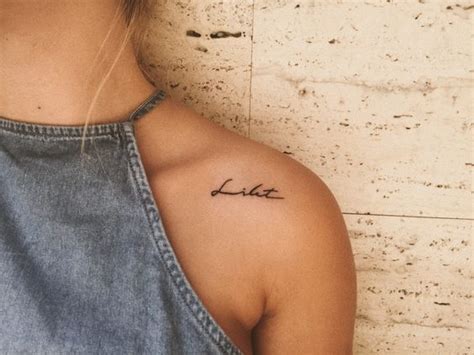 frases pecho hombro tatuajes para mujeres|Tatuajes en el pecho para mujeres: 61 frases inspiradoras